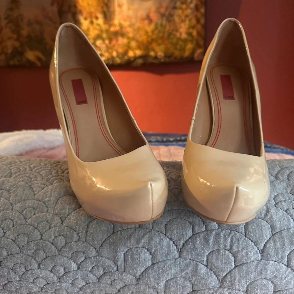 💋 Sleek Nude Patent Platform Pumps – Size 37 (US 6.5) 💋 - Picture 2 of 8